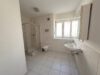 Wohnen mit Wohlfühlfaktor – charmante und geräumige 2-Zimmer-Wohnung mit Balkon in Groß-Gerau! - Badezimmer.jpg